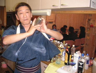 シェーカーを振るバーテンダー。すすきの生まれ。