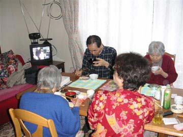 食事はスタッフも一緒、和気あいあいです。