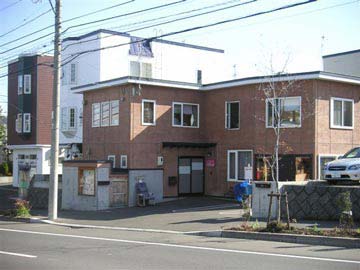 すぐ近くにある花凪の本体の２号館です。